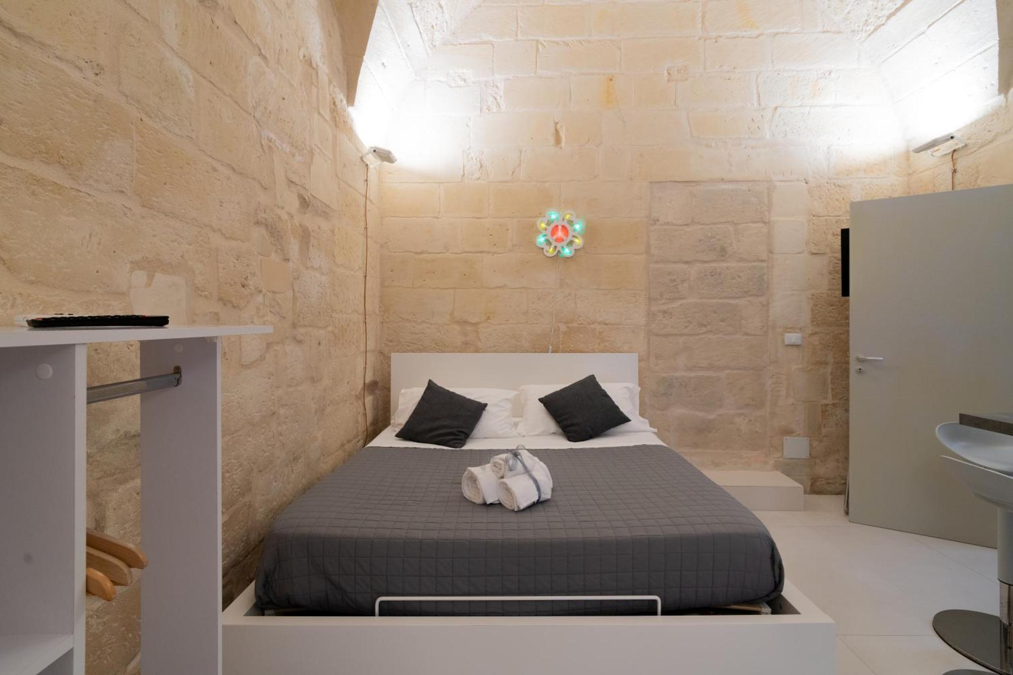Essential Suite By Dimora Barocca Lecce Bagian luar foto