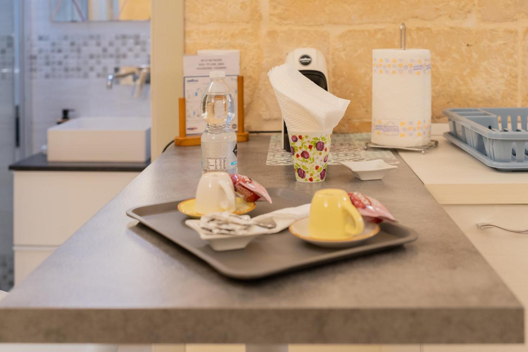 Essential Suite By Dimora Barocca Lecce Bagian luar foto