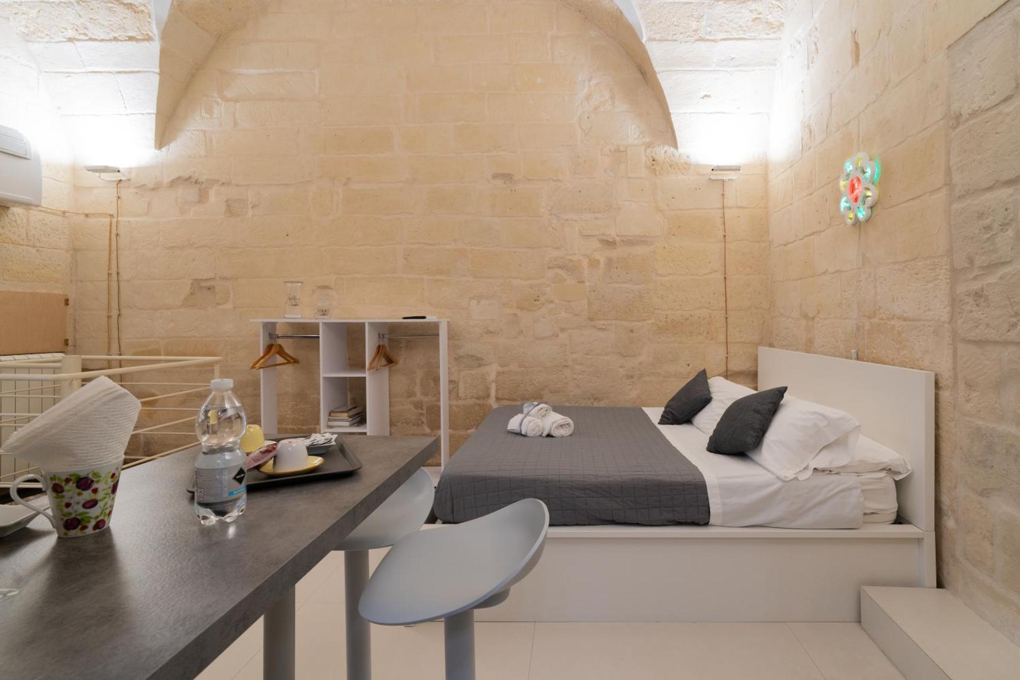 Essential Suite By Dimora Barocca Lecce Bagian luar foto