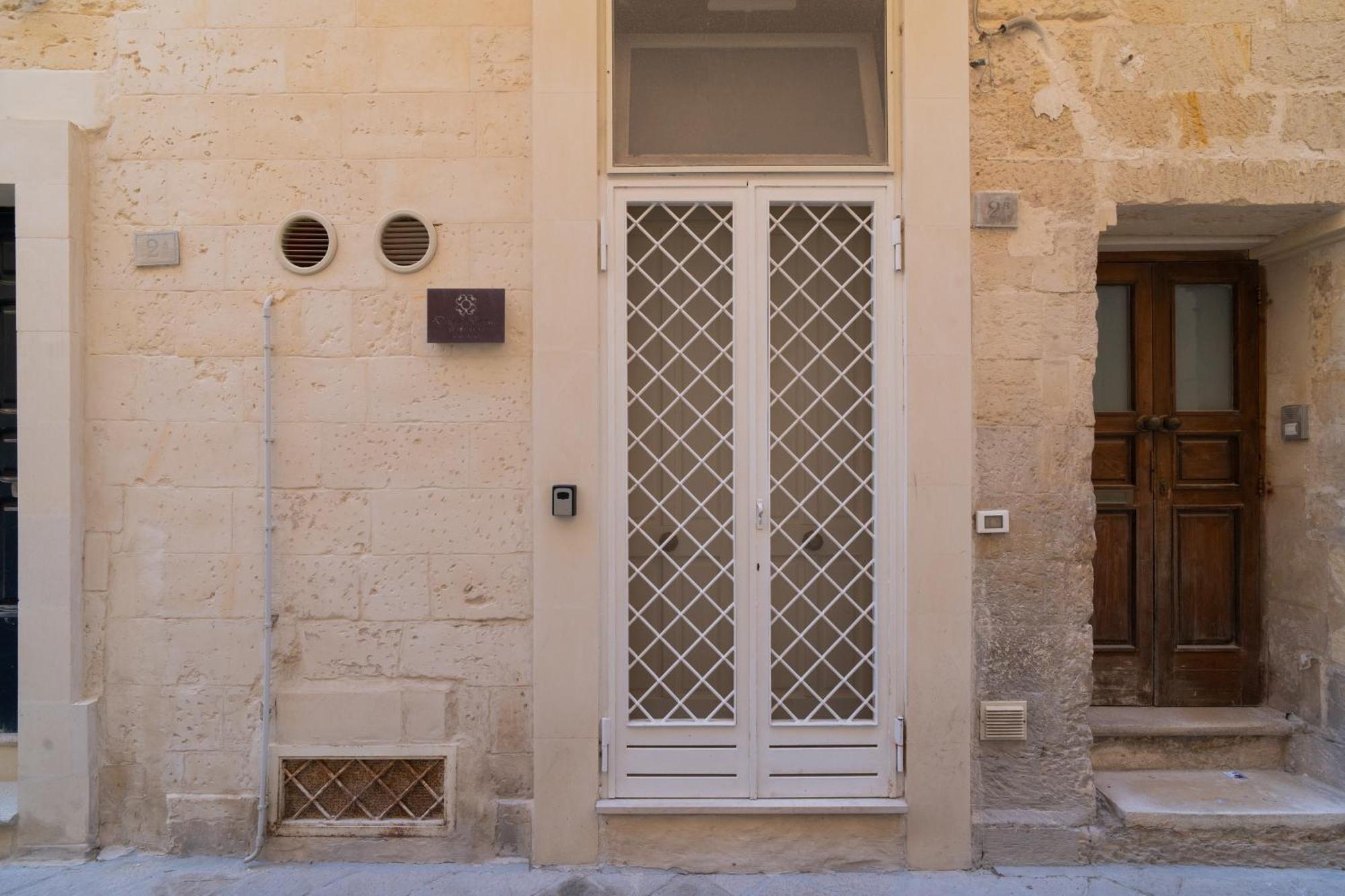 Essential Suite By Dimora Barocca Lecce Bagian luar foto