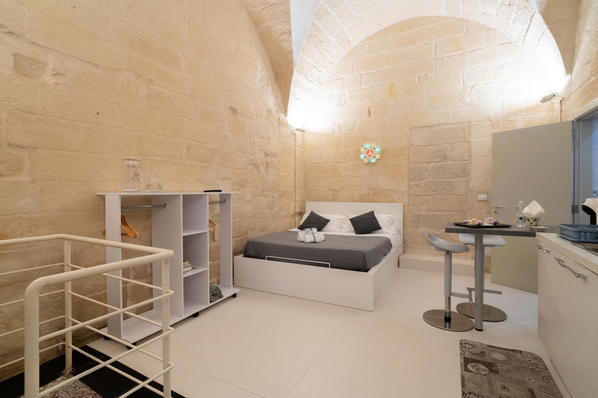 Essential Suite By Dimora Barocca Lecce Bagian luar foto