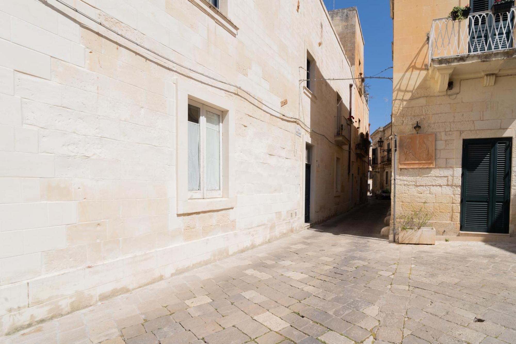 Essential Suite By Dimora Barocca Lecce Bagian luar foto